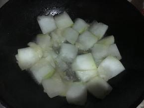 揭盖翻搅一下，如果不熟就继续盖锅焖，一般切得不厚的冬瓜片，焖3/5分钟粥都会熟了，然后加盐调味