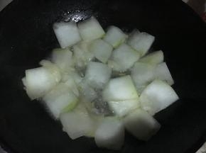 揭盖翻搅一下，如果不熟就继续盖锅焖，一般切得不厚的冬瓜片，焖3/5分钟粥都会熟了，然后加盐调味