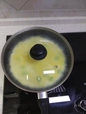 盖上盖子，小火两分钟，之后关火，盖上盖子，焖十分钟