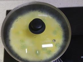 盖上盖子，小火两分钟，之后关火，盖上盖子，焖十分钟