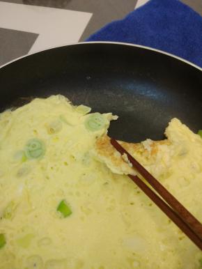 待到鸡蛋成型，无油健康的鸡蛋饼就做好了