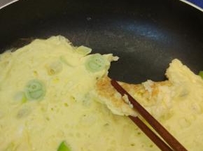 待到鸡蛋成型，无油健康的鸡蛋饼就做好了