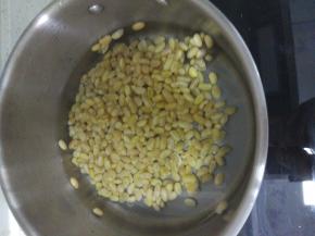 黄豆放入锅内