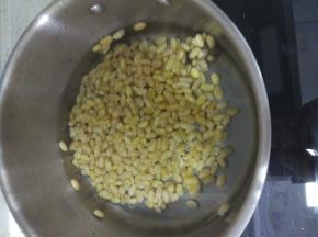 黄豆放入锅内