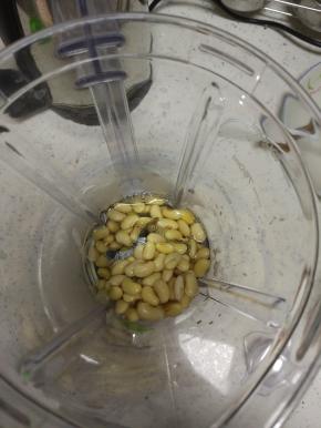 豆子捞出，放入料理机