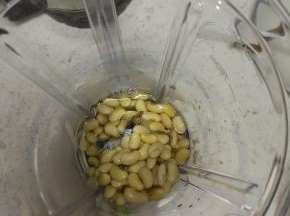 豆子捞出，放入料理机