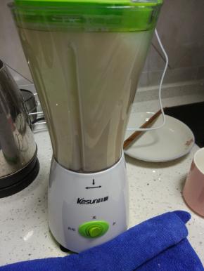 加入适量煮豆子的汤，打三十秒