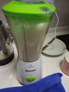 制作豆浆，要比平常喝的豆浆浓稠些，后面的好成型
