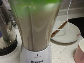 制作豆浆，要比平常喝的豆浆浓稠些，后面的好成型