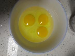 鸡蛋三个打散备用