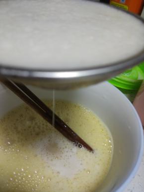 豆浆过筛入蛋液中，搅拌匀就，豆浆鸡蛋的比例1:1