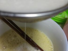 豆浆过筛入蛋液中，搅拌匀就，豆浆鸡蛋的比例1:1