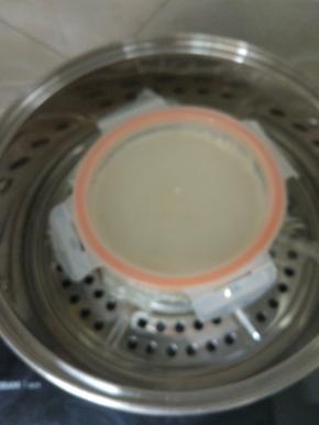 搅拌匀就后，再次过筛导入耐热容器内，用保鲜膜封住