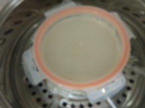 搅拌匀就后，再次过筛导入耐热容器内，用保鲜膜封住