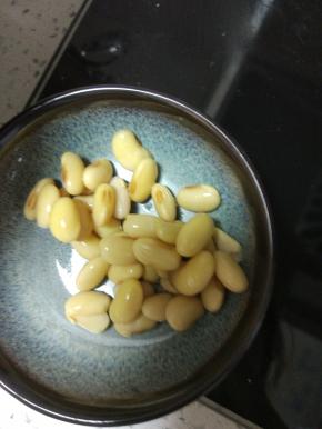 取黄豆控干水分