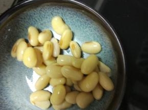取黄豆控干水分