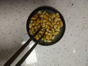 配料加入，拌匀