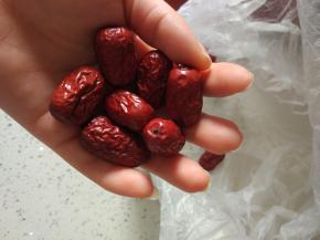 红枣，清洗干净热水泡一会