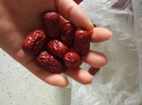 红枣，清洗干净热水泡一会
