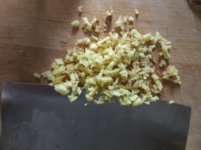 姜切末，不喜欢吃姜的可以切片，后面方便捞出去