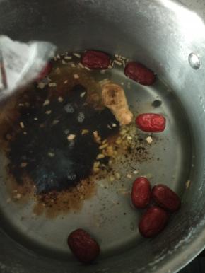 所有材料放入锅内，大火煮开，转小火煮十五分钟