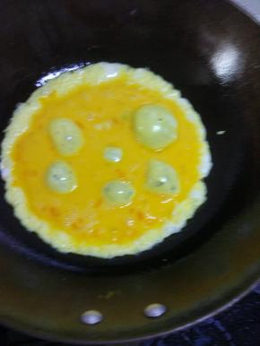 鸡蛋打散，锅内放油，烧热，倒入蛋液