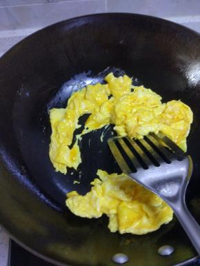 蛋液还未完全凝固的时候打散