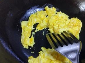 蛋液还未完全凝固的时候打散