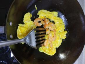 倒入提前煮好，去皮的虾仁