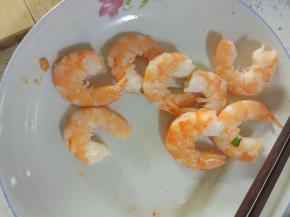 虾煮熟，放凉去皮