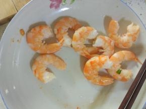 虾煮熟，放凉去皮