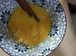 鸡蛋打散，放入虾蓉，加入一点料酒和盐