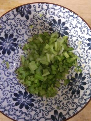 芹菜切碎末，加入一点盐，腌制片刻