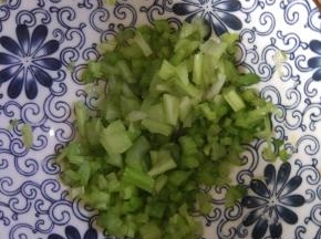 芹菜切碎末，加入一点盐，腌制片刻