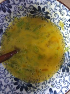 加入腌制好的芹菜