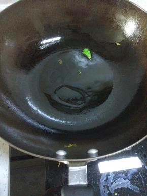 锅内放油，晃动锅底，均匀涂满锅底