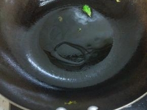 锅内放油，晃动锅底，均匀涂满锅底