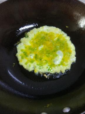 油烧热，加入蛋液