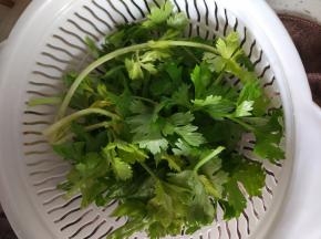 芹菜取叶子适量，清洗干净，控干水分