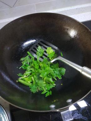 锅内放油烧热，加入葱姜蒜爆香，加入芹菜叶翻炒