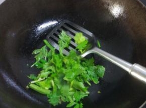 锅内放油烧热，加入葱姜蒜爆香，加入芹菜叶翻炒