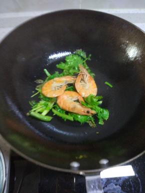 芹菜叶炒软放入腌制好的虾