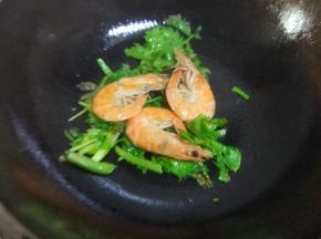 芹菜叶炒软放入腌制好的虾