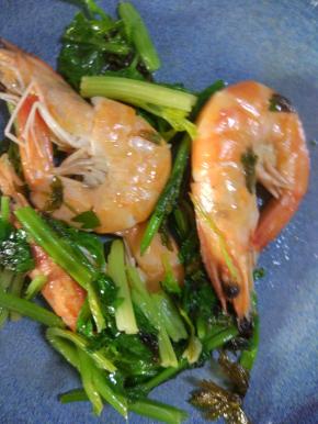 加入调味料，加入一点水，虾变红之后再2五分钟即可