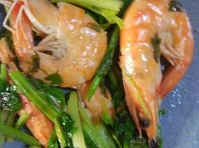 加入调味料，加入一点水，虾变红之后再2五分钟即可