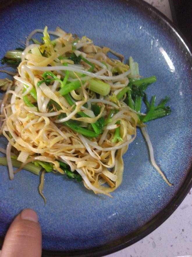 吃饱饱减肥餐14、小炒芹菜叶豆芽豆皮