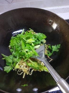 锅内放油烧热加入葱姜蒜爆香，加入食材进行翻炒