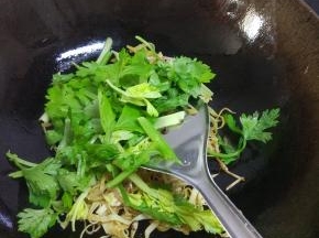 锅内放油烧热加入葱姜蒜爆香，加入食材进行翻炒