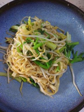 加入调味料，芹菜豆芽变软之后即可出锅