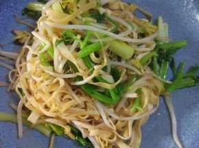 加入调味料，芹菜豆芽变软之后即可出锅